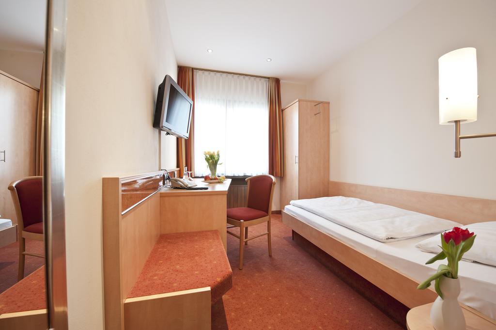 Garni Hotel Schumacher Filderstadt Esterno foto